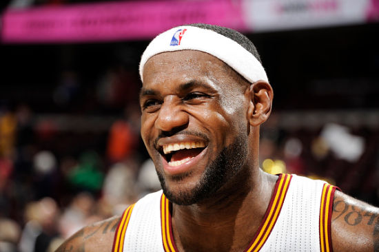 英超榜首再度易主，冠军争夺进入白热化（英超榜首再易主，争冠之战愈演愈烈）