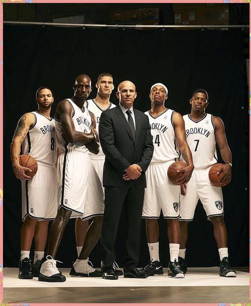 湖人官方：詹姆斯因左脚伤病管理，明日比赛出战成疑（湖人通告：因左脚伤病管理，詹姆斯明日出场成疑）