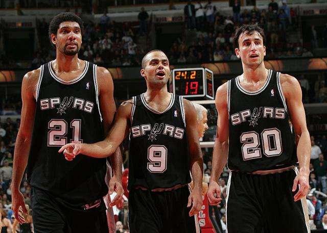 上光荣榜，大连英博一线队主教练李国旭获得辽宁五一劳动奖章（大连英博一线队主帅李国旭荣获辽宁五一劳动奖章，光荣上榜）