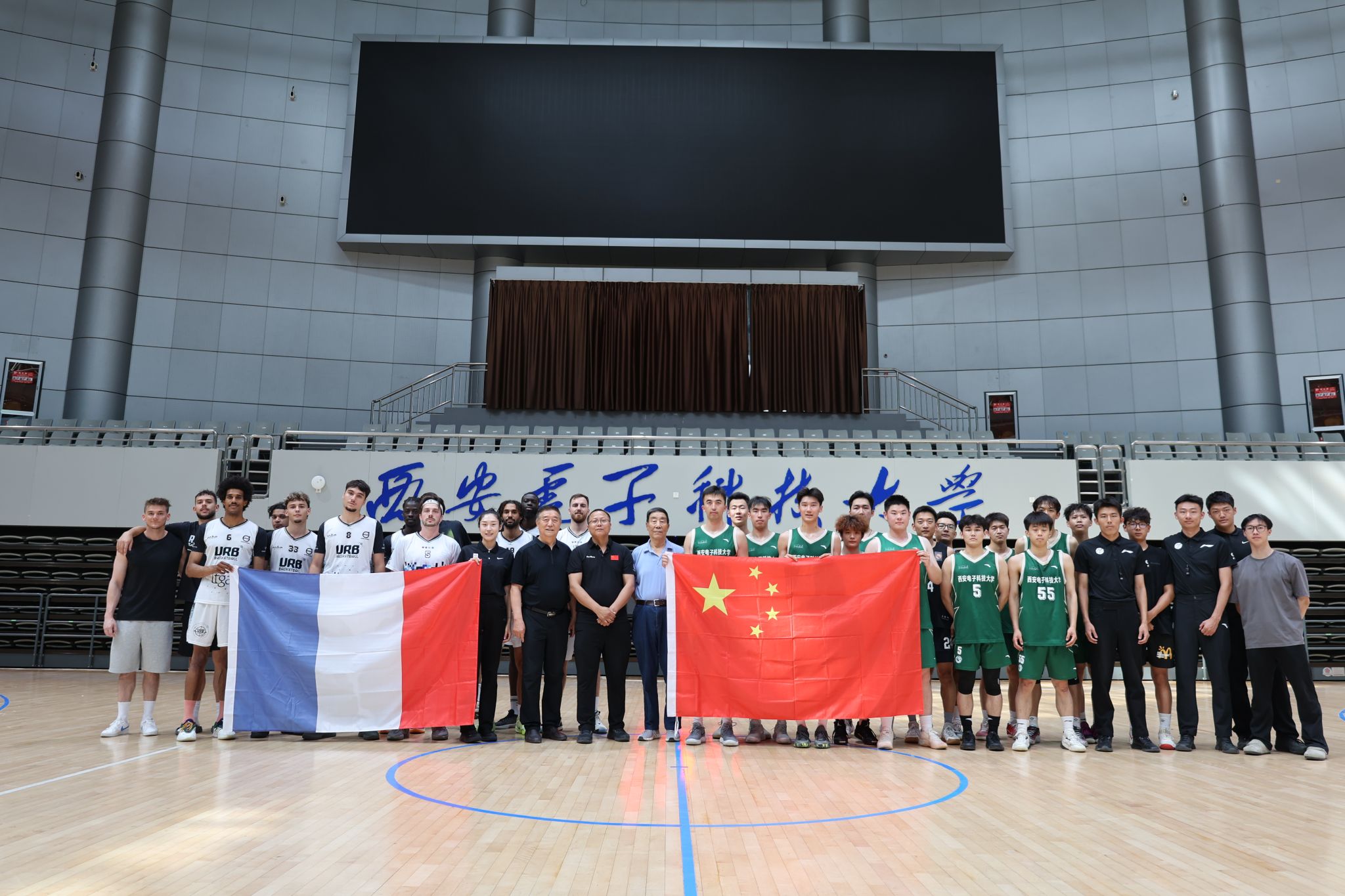 每体记者：弗里克计划让球员训练至周三，之后给他们放三天假（每体：弗里克将训练安排至周三，随后给球员放三天假）