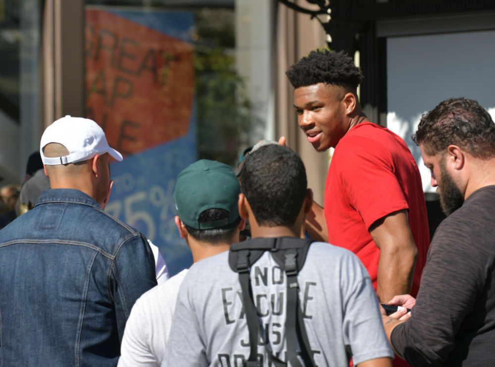 里夫斯14分7助攻＆艾顿10分，湖人半场轰出67分（里夫斯14分7助攻、艾顿10分，湖人半场轰下67分）